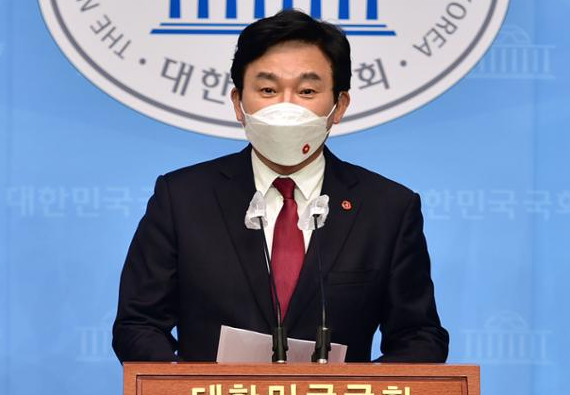 원희룡 제주지사가 13일 국회 소통관에서 일본의 후쿠시마 원전 오염수 방류 결정을 강력히 규탄하는 기자회견을 하고 있다. 오대근 기자