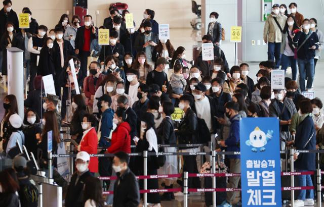 18일 오전 서울 김포국제공항 국내선 청사에서 시민들이 탑승수속을 위해 줄지어 서있다. 연합뉴스