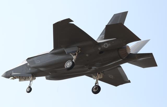 대한민국 공군의 첫 스텔스 전투기인 F-35A가 2019년 3월 29일 오후 충북 청주시 청원구 17전투 비행단으로 착륙할 당시 모습. 뉴스1