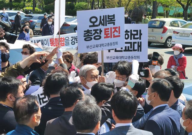 19일 부산교대 본관 앞에서 부산대와 통합에 반대하며 시위를 벌이는 부산교대 총동창회 회원들이 차정인 부산대 총장의 진입을 막고 있다. 이날 예정된 부산교대와 부산대 통합을 위한 양해각서(MOU) 체결은 부산교대 총동창회와 학생회 반대로 일단 취소됐다. 부산=연합뉴스