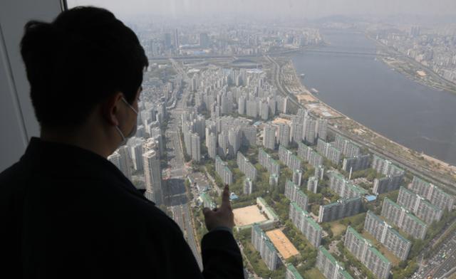 19일 서울 송파구 롯데월드타워 전망대 서울스카이에서 바라본 서울 송파구 잠실 아파트 단지. 뉴시스