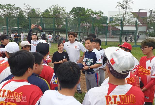 하노이 야구대표팀의 연습 경기를 보러 18일 베트남 하노이 미딩 축구 연습장을 찾은 이만수 전 SK와이번스 감독이 현지 야구 선수들과 대화하고 있다. 하노이=정재호 특파원