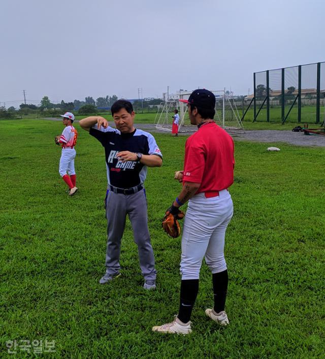 18일 베트남 하노이 미딩 축구 연습장에서 열린 하노이 야구대표팀의 연습 경기 뒤 이만수(왼쪽) 전 SK와이번스 감독이 포수 바오에게 원 포인트 레슨을 하고 있다. 하노이=정재호 특파원