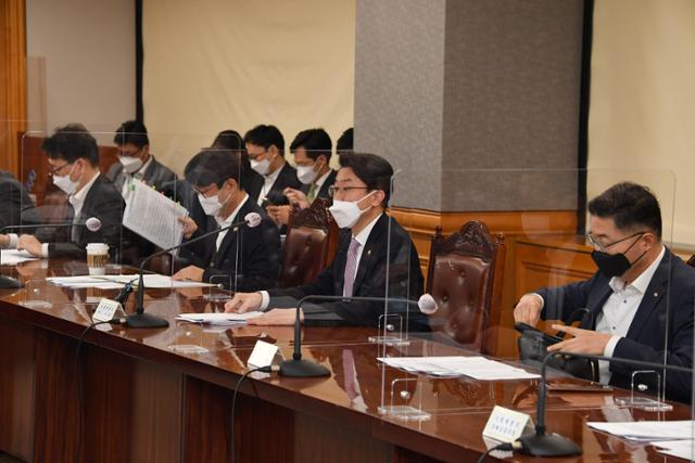 이억원 기획재정부 차관이 20일 서울 중구 은행회관에서 열린 거시경제 금융회의를 주재하고 있다. 기획재정부 제공