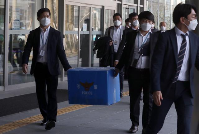 지난달 17일 오후 경남 진주시 충무공동 한국토지주택공사(LH) 본사에서 땅 투기 의혹 관련 2차 압수수색을 마친 경찰이 압수품을 들고 차량으로 향하고 있다. 뉴스1