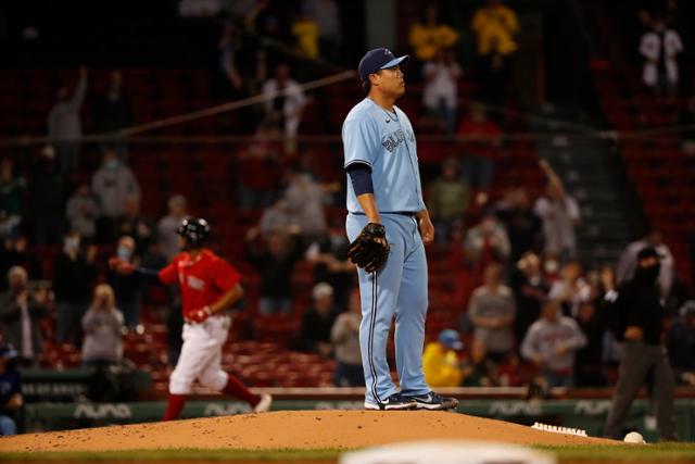 토론토 류현진이 21일 미국 매사추세츠주 보스턴 펜웨이파크에서 열린 2021 MLB 보스턴 전에서 보가츠에게 3점 홈런을 허용한 뒤 허탈한 표정을 짓고 있다. 보스턴=AP 연합뉴스.