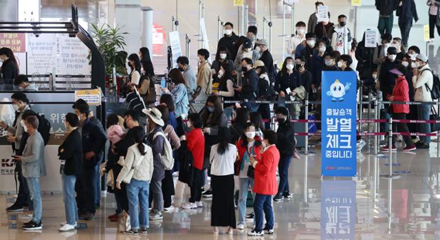 18일 오전 서울 김포국제공항 국내선 청사에서 시민들이 탑승수속을 위해 줄지어 서있다. 연합뉴스