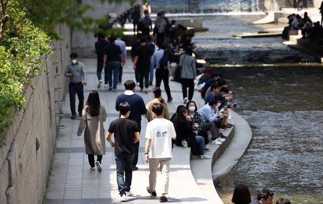 전국 초여름 날씨를 보인 21일 시민들이 서울 청계천에서 시간을 보내고 있다. 연합뉴스