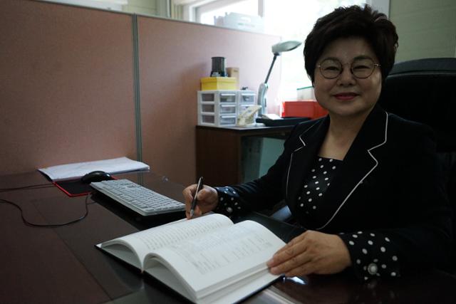 강정숙 동재건설 대표가 자신이 내놓은 스마트시티 관련 논문에 대해 설명하고 있다. 김재현 기자