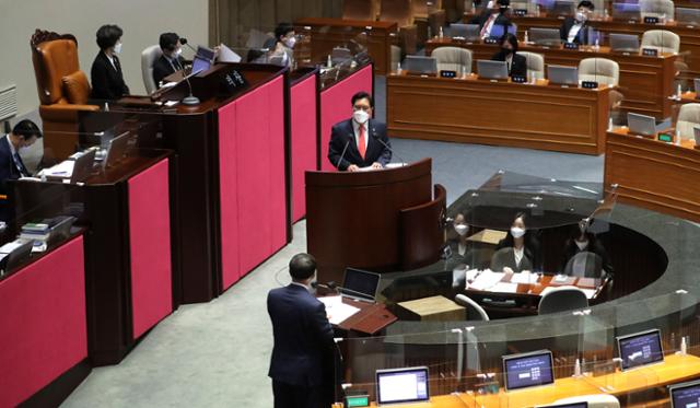 송석준(가운데) 국민의힘 의원이 21일 국회 대정부질문에서 국무총리 직무대행을 맡고 있는 홍남기(사진 아래쪽) 경제부총리 겸 기획재정부 장관에게 질문을 하고 있다. 뉴스1