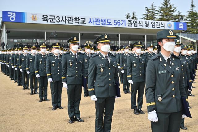 지난달 3일 경북 영천시 고경면 육군3사관학교 충성연병장에서 제56기 졸업 및 임관식이 열렸다. 2019년 입교해 2년 동안 일반전공과 군사학 교육과정을 이수한 483명이 이날 소위로 임관했다. 이 가운데 여군은 47명이다. 영천=뉴스1