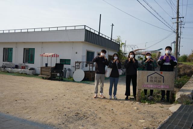 12주 동안 의성 살아보기 체험 프로그램인 '청춘구 행복동'에 참가한 전국 청년들이 건물 앞에서 기념 사진을 촬영하고 있다. 김재현 기자