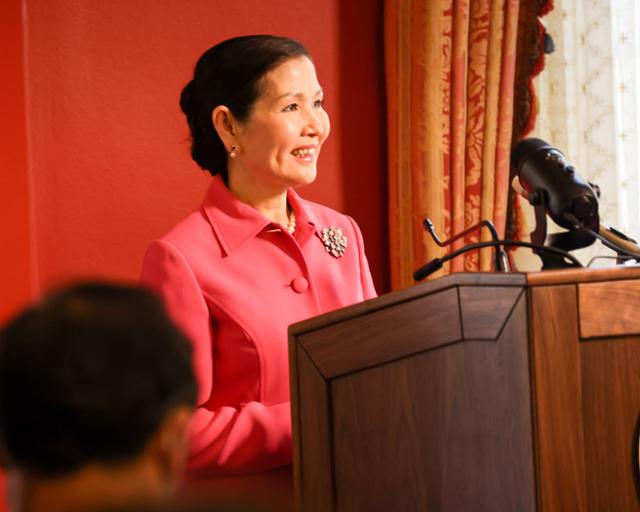 래리 호건 미국 메릴랜드주 주지사 부인 유미 호건 여사가 21일 메릴랜드주 아나폴리스에서 워싱턴 특파원들과 간담회를 하고 있다. 메릴랜드주 제공·연합뉴스