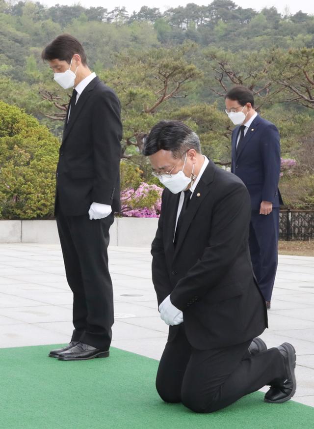 윤호중 더불어민주당 원내대표 겸 비상대책위원장이 22일 서울 동작구 국립현충원을 찾아 참배하고 있다. 무릎을 꿇은 채 참배를 하는 모습이 이색적이다. 뉴시스