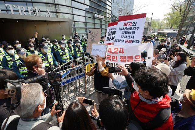 한국대학생진보연합 관계자들이 20일 오후 서울 종로구 주한일본대사관 앞에서 일본 정부의 후쿠시마 제1원전 오염수 해양 방류를 규탄하는 삭발식을 진행한 뒤 일본대사관에 항의서한문 전달을 시도하고 있다. 연합뉴스