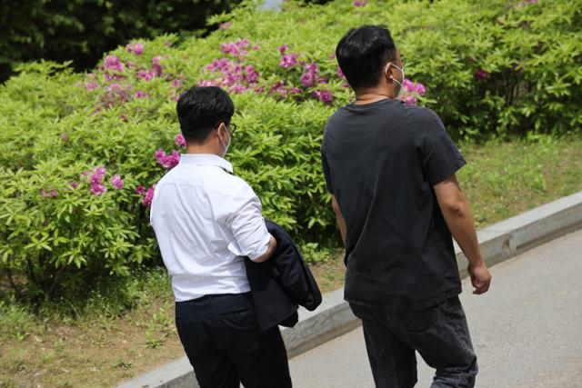 여름 날씨를 보인 22일 정오를 넘긴 시간 서울 여의도공원에서 시민 및 직장인들이 외투를 벗어 팔에 걸친 채 산책을 즐기고 있다. 연합뉴스