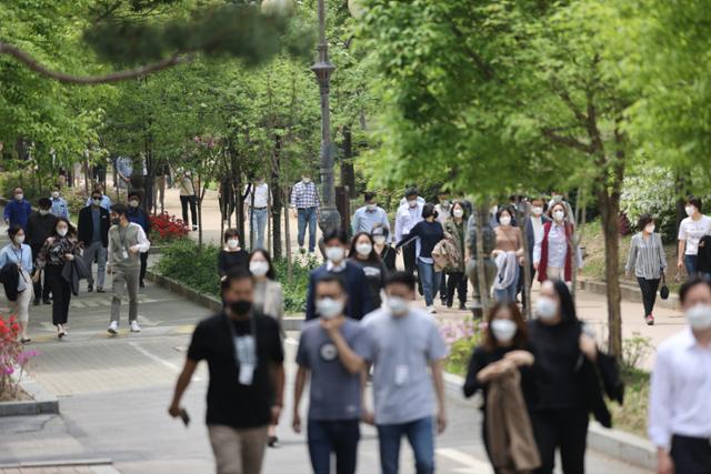 서울 여의도공원에서 시민 및 직장인들이 가벼운 차림으로 산책을 즐기고 있다. 연합뉴스