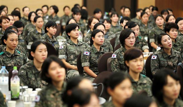 2017년 서울 용산구 국방부 국방컨벤션에서 열린 여군창설 67주년 기념식에 여군들이 자리하고 있다. 뉴스1