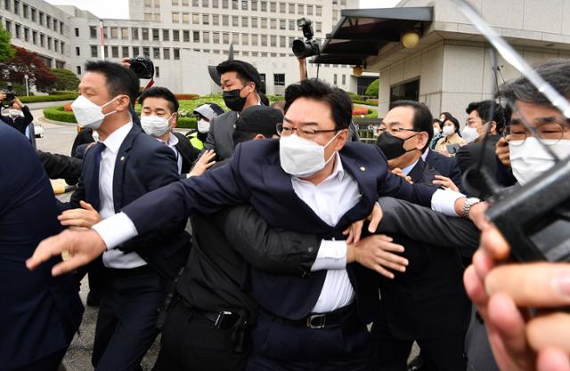 주호영 국민의힘 당 대표 권한대행, 김성원 원내수석부대표 등이 23일 오전 서울 서초구 대법원 정문 앞에서 열린 김명수 대법원장 사퇴 촉구 공동선언 기자회견 도중 김 대법원장이 탄 차량이 나타나자 항의하고 있다. 국회사진취재단