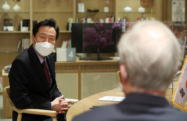 오세훈 서울시장이 23일 서울시청 집무실에서 로버트 랩슨 주한미국대사 대리와 만나 대화하고 있다. 뉴스1