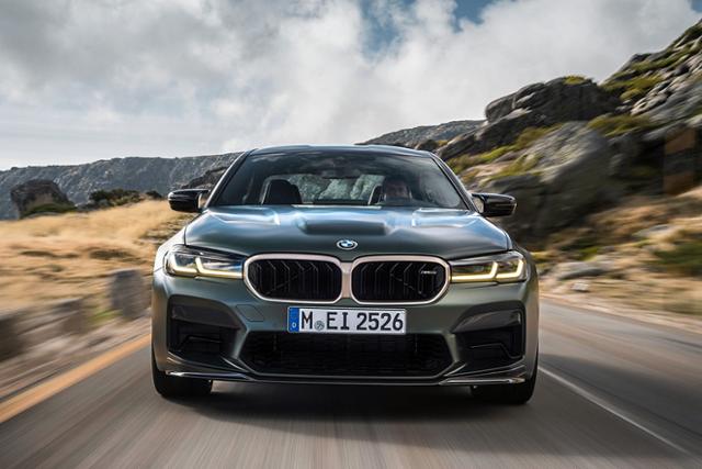 BMW가 공개한 BMW M5 CS는 기존의 M5에 그치지 않고 더욱 강력한 성능, 그리고 강렬한 디테일로 구성되었다.