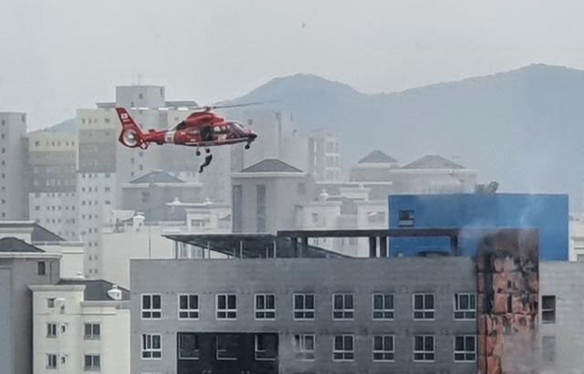 24일 경기 남양주시 다산동의 한 오피스텔 신축 공사 현장에서 화재가 발생해 옥상에 대피 중이던 작업자들이 소방 헬기에 의해 구조되고 있다. 연합뉴스