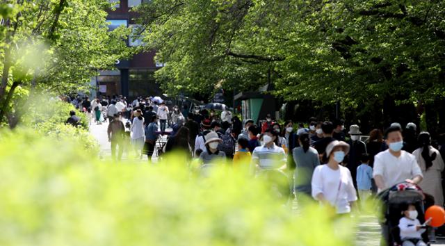 전국이 대체로 맑은 날씨를 보인 25일 오후 과천 서울대공원에서 나들이객들이 북적이고 있다. 뉴시스