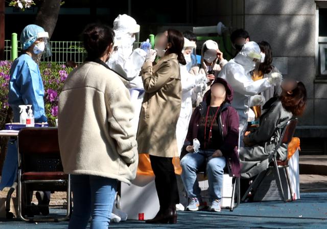 지난 14일 인천 연수구보건소 뒷 광장에서 유치원 교직원들이 신종 코로나바이러스 감염증(코로나19) 검사를 받고 있다. 인천시교육청은 이날부터 이틀간 어린이집에서 집단감염이 발생한 연수구 관내 유치원 소속 교직원 1700여 명을 대상으로 선제 검사를 진행하기로 했다. 뉴스1