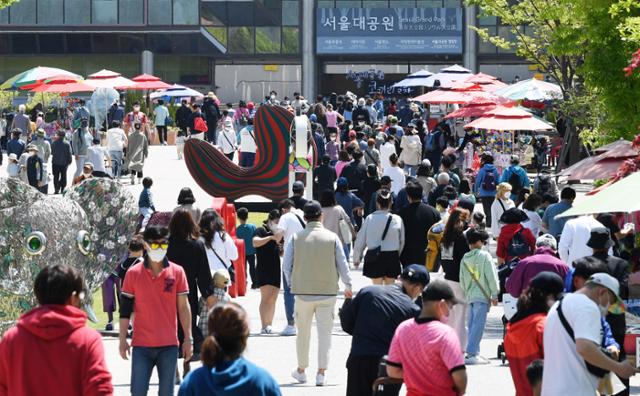 포근하고 화창한 날씨를 선보인 25일 경기 과천시 서울대공원에서 휴일을 맞아 나들이 나온 사람들로 공원 입구가 붐비고 있다. 홍인기 기자