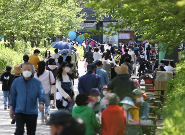 전국이 대체로 맑은 날씨를 보인 25일 오후 과천 서울대공원에서 나들이객들이 북적이고 있다. 뉴시스