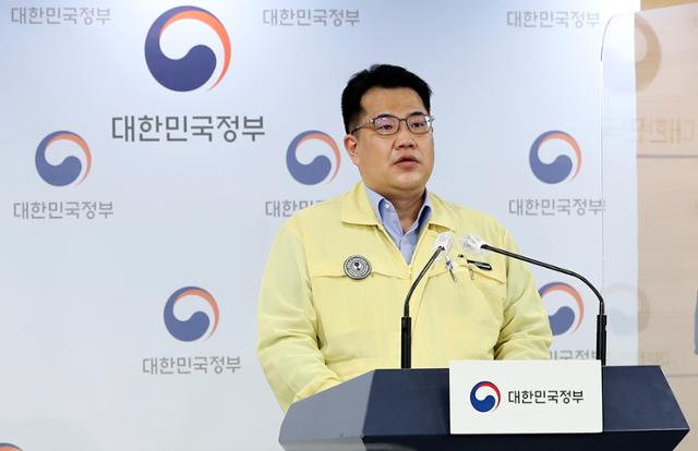 손영래 중앙사고수습본부 사회전략반장이 25일 서울 종로구 정부서울청사에서 코로나19 중앙재난안전대책본부(중대본) 정례브리핑을 하고 있다. 뉴시스