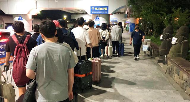 25일 오후 9시 45분쯤 제주국제공항 택시승강장이 관광객들로 붐비고 있다. 최근 제주에서는 타 지역에서 입도한 관광객들의 신종 코로나바이러스 감염증(코로나19) 확진 사례가 잇따르고 있다. 뉴스1