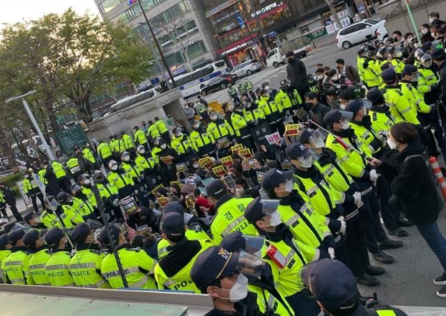 16개월 입양아가 양부모 학대로 사망한 '정인이 사건' 결심공판이 열린 14일 오후 경찰이 대한아동학대방지협회 회원들을 둘러싸고 있다. 대한아동학대방지협회 제공