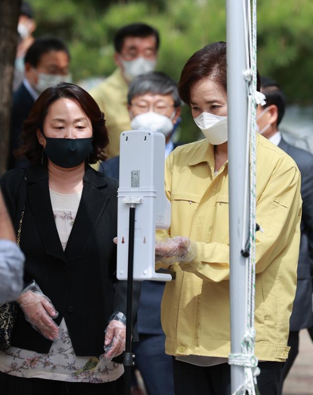 유은혜 사회부총리 겸 교육부 장관이 26일 오전 서울 관악구 서울대학교 자연과학대 앞에서 이 대학교가 도입한 신종 코로나바이러스 감염증(코로나19) 신속 분자진단 검사를 받기 전 손소독을 하고 있다. 연합뉴스