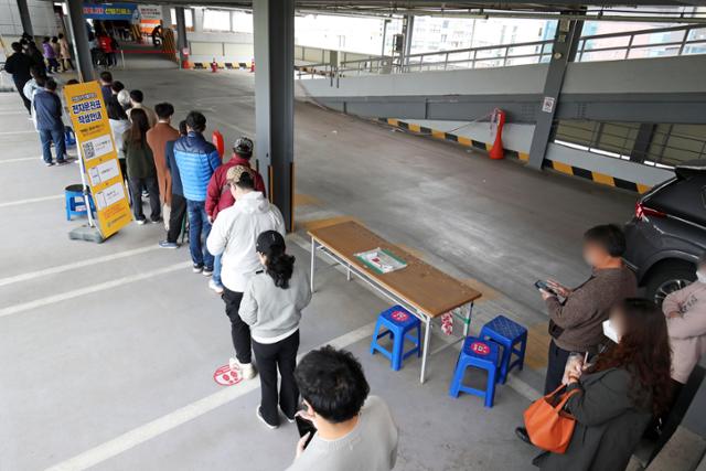 광주에서 38일 만에 두 자릿수 코로나19 확진자가 발생한 16일 오전 광주 북구 선별진료소를 찾은 시민들이 검사를 받기 위해 줄지어 서있다. 뉴스1