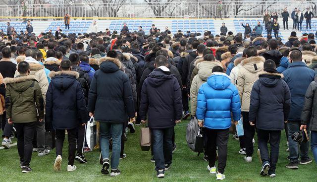 2018년 충남 논산 육군훈련소에서 훈련병들이 입영행사를 마치고 연병장을 나가고 있다. 논산=연합뉴스