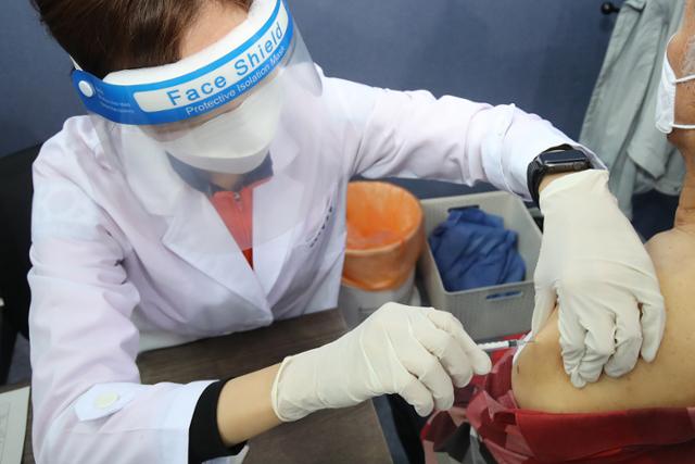 23일 대구육상진흥센터에 마련된 수성구 예방접종센터에서 수성구 거주 75세 이상 일반인들이 화이자사의 신종 코로나바이러스 감염증(코로나19) 백신을 맞고 있다. 뉴스1