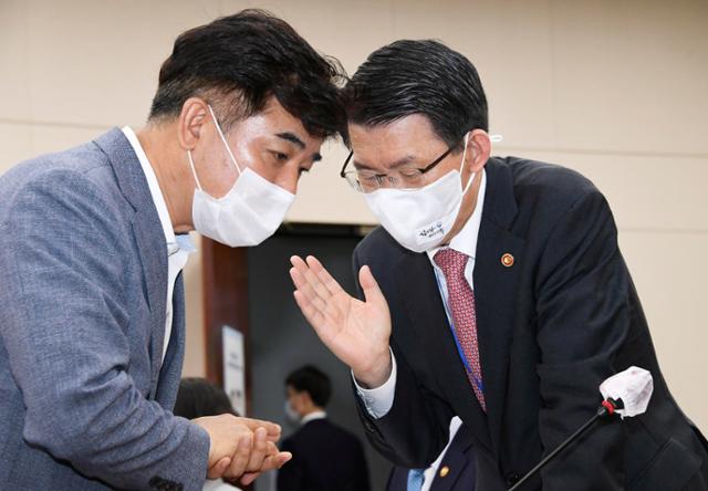 은성수 금융위원장(오른쪽)과 국회 정무위원회의 김병욱 민주당 간사가 이야기하고 있다. 오대근 기자