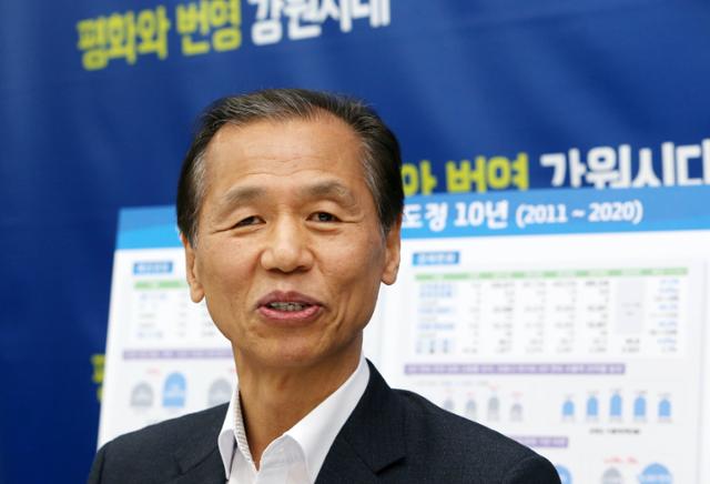 27일 취임 10주년을 맞은 최문순 강원도지사가 강원도청 브리핑룸에서 기자간담회를 하고 소회를 밝히고 있다. 연합뉴스