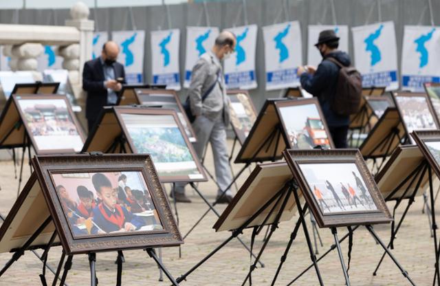 4.27 판문점선언 3주년인 27일 오전 경기도 파주시 임진각을 찾은 시민들이 천년의 추억, 새천년의 희망 개성 사진전을 살펴보고 있다. 뉴스1