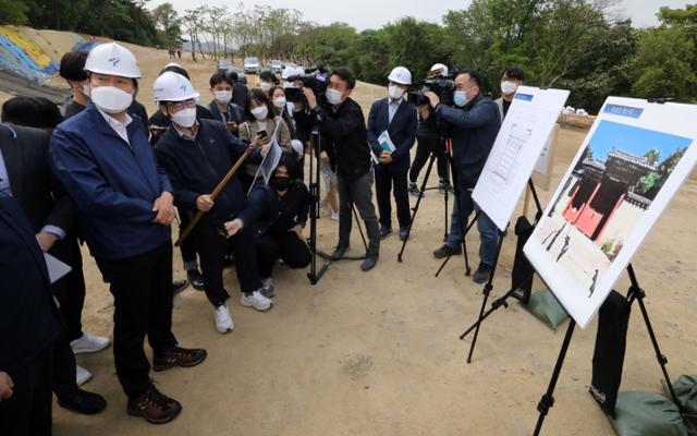 오세훈 서울시장이 27일 일제강점기 때 단절된 창경궁과 종묘를 녹지로 연결하는 '율곡로 도로구조개선공사' 현장을 찾아 관계자로부터 공사 사업 추진 경과 보고를 받고 있다. 뉴시스