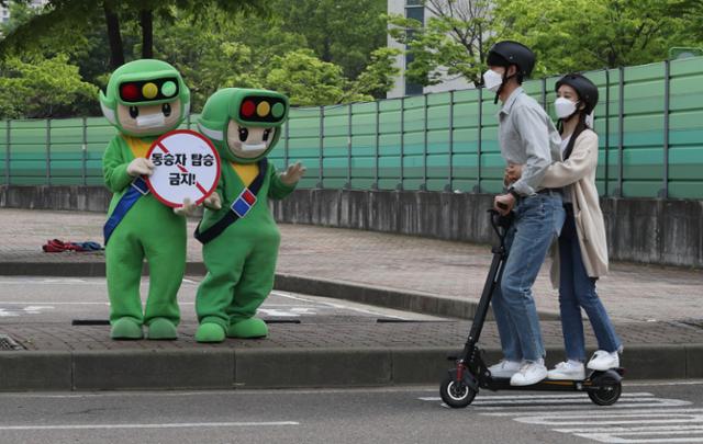 28일 오전 서울 마포구 상암동 서부운전면허시험장에서 도로교통공단 주최로 최근 이용이 급증하고 있는 전동 킥보드등 개인형 이동장치(PM)의 올바른 사용을 알리는 홍보 행사가 열리고 있다. 동승자 탑승을 금지하는 퍼포먼스를 보여주고 있다. 내달 13일부터는 개정 도로교통법에 따라 안전모 착용, 2인 이상 탑승 금지, 인도나 횡단보도 주행 금지, 만 16세 이상은 원동기 면허 이상의 자격 취득 필수 등이 적용돼 시행된다. 연합뉴스