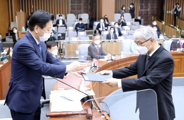 천대엽 대법관 후보자가 28일 오전 서울 여의도 국회에서 열린 인사청문회에서 선서를 마치고 노웅래 위원장에게 선서문을 제출하고 있다. 오대근 기자