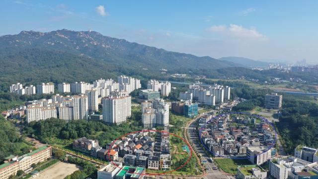 동편마을 카페거리(왼쪽 빨간색 원)와 뷰티거리(오른쪽 파란색 원)가 한눈에 내려다 보인다. 안양시 제공