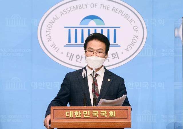 28일 오전 국회 소통관에서 국민의힘 김용판 의원이 윤석열 전 검찰총장에 대한 입장문을 발표하고 있다. 오대근 기자