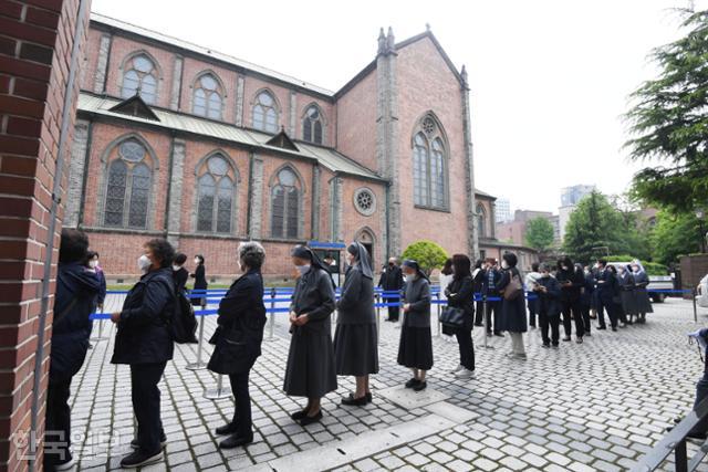 고(故) 정진석 추기경이 선종한 다음날인 28일 오전 명동성당에서 열린 추모미사에 신자들이 입장을 기다리고 있다. 고영권 기자