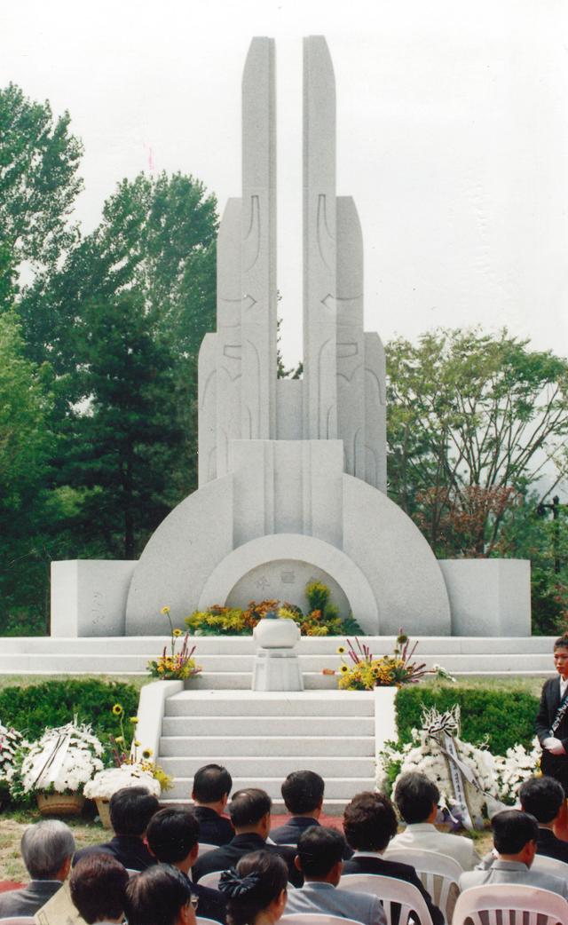 1998년 양재 시민의 숲에 마련된 삼풍백화점 희생자 위령탑. 사고현장으로부터 6km 떨어져 있다. 한국일보 자료사진