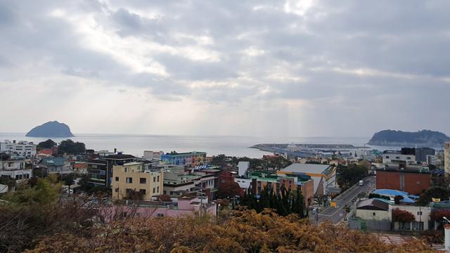 서귀포시 이중섭미술관 옥상에서 바라본 서귀포 바다 전경. 이중섭 화가의 '섶섬이 보이는 풍경'의 배경이다. 김영헌 기자