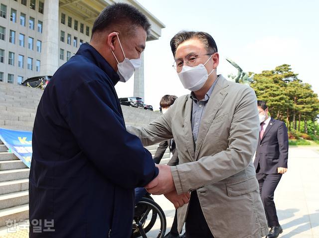 황교안(오른쪽) 전 자유한국당 대표가 26일 국회 본청 앞 소상공인 농성장을 방문해 최승재 국민의힘 의원 등을 격려하고 있다. 배우한 기자