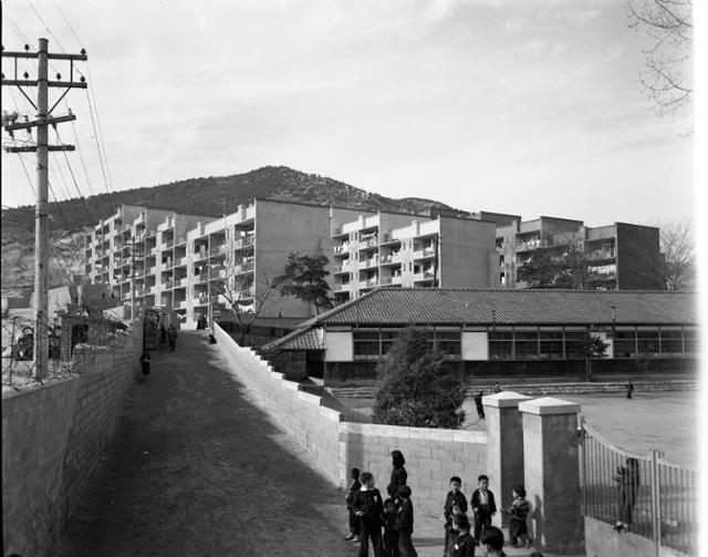 해방 이후 우리나라 회사가 최초로 시공한 종암아파트. 한국일보 자료사진